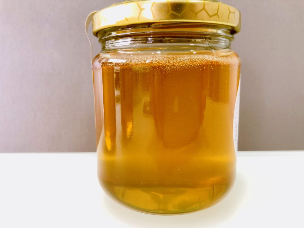 pure raw english honey 250g close up bee marvellous ltd scaled